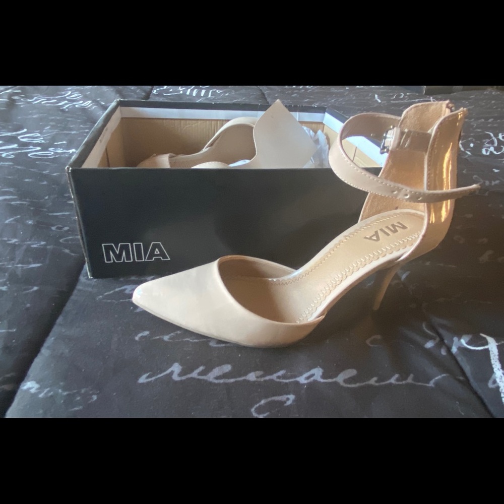 Nude kitten heel pump